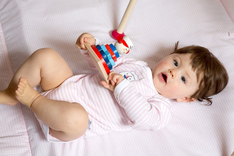 Baby-mit-Body-rosaE1QPV7mxtnasV