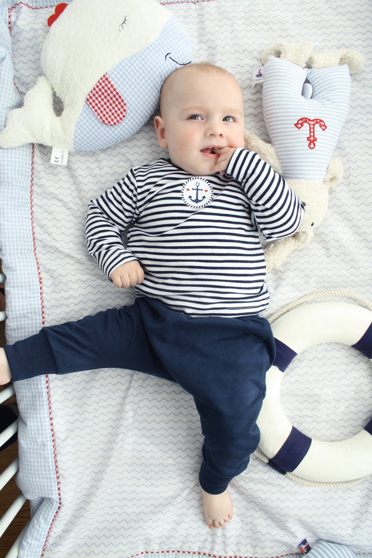 J1801-03_und 1835-37 Baby mit Outfit Navy