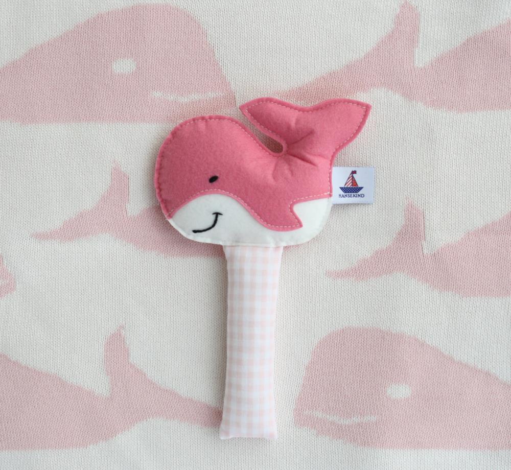 Baby-Rasselstab-Rosa-Wal-Hansekind-mood-low_4286