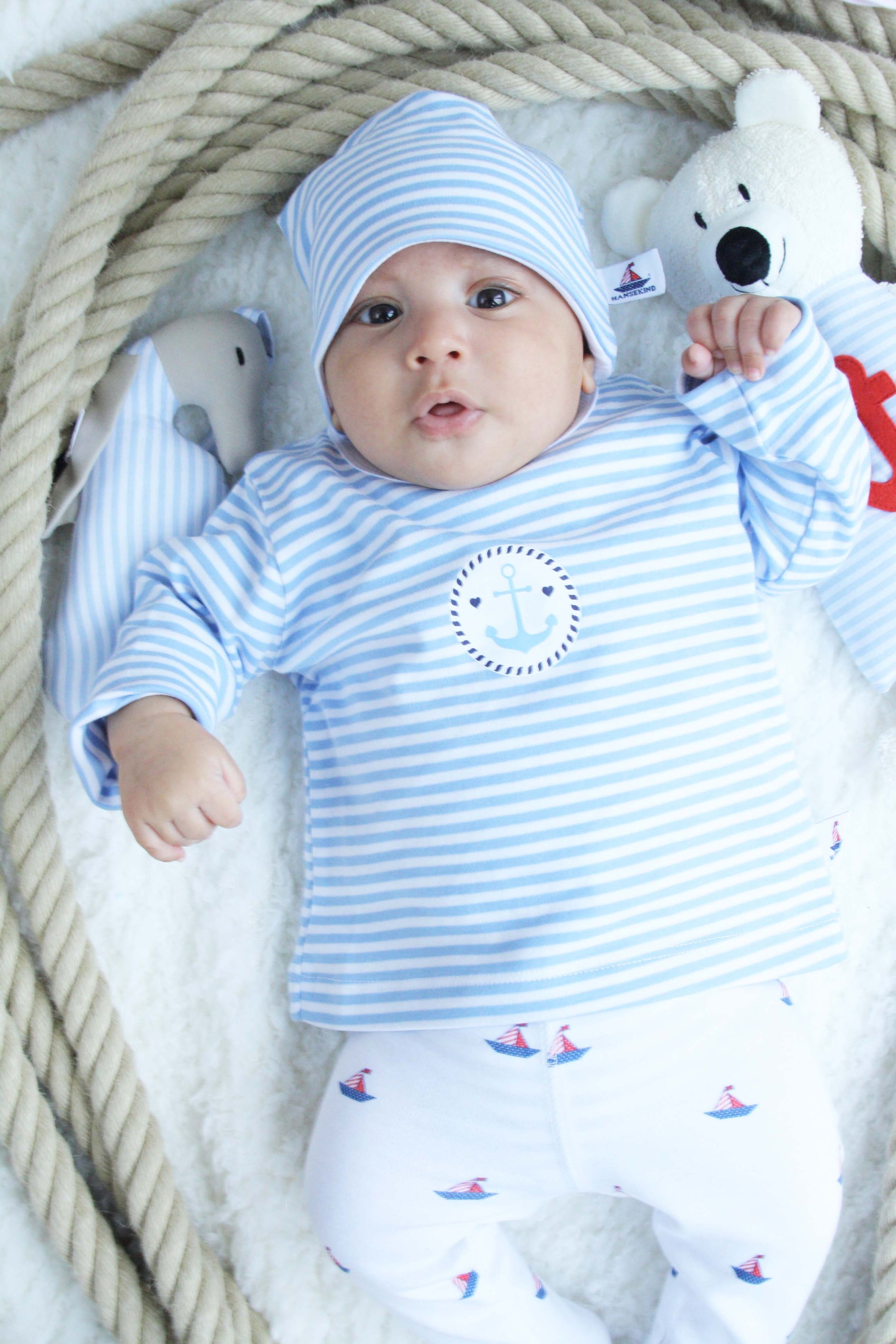 Baby-hellblaues-Shirt_3-mit-Muetze_lowHz7BQUg0HB9Dz