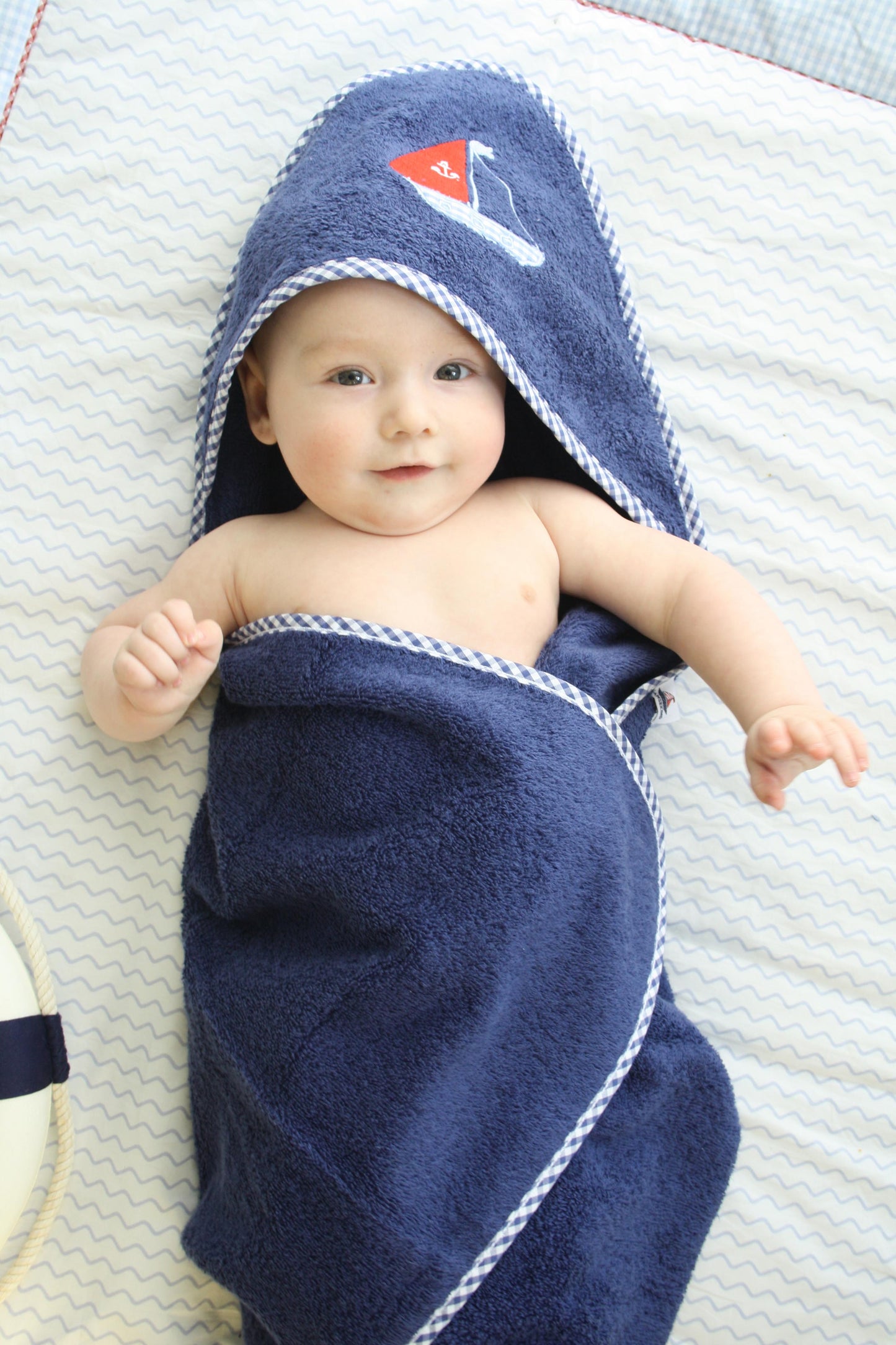 Baby-mit-Kapuzenhandtuch-Frotte-navy-blau-hansekind-Kopie8pFsvf8wVFkaY