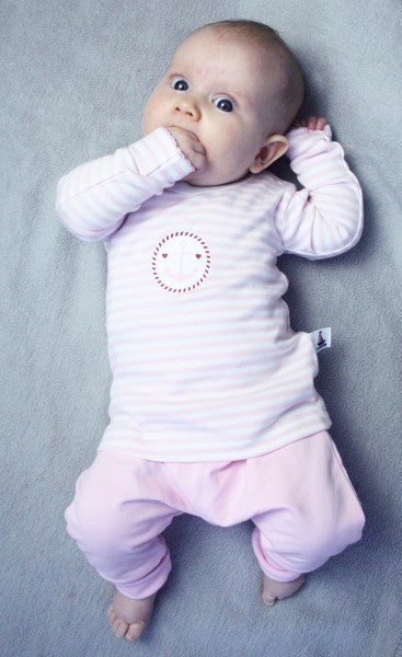 Baby-mit-rosa-langamrn-SHIRT-und-Hose_lowlWNQWVffqaS4e_600x600