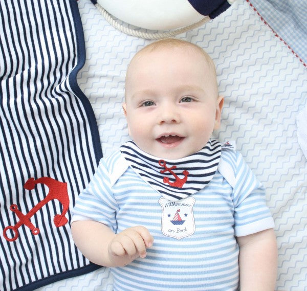 J20054-Hansekind-baby-mit-halstuch-navy-blau-gestreift_600x600